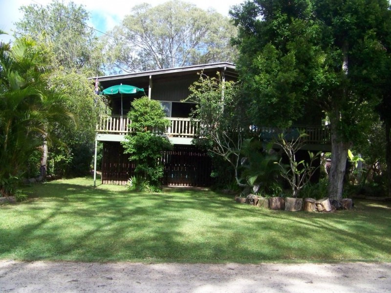 7-9 PINE AV, Lamb Island QLD 4184