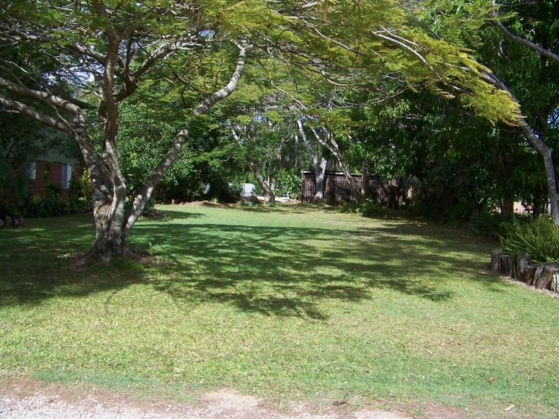 7-9 PINE AV, Lamb Island QLD 4184