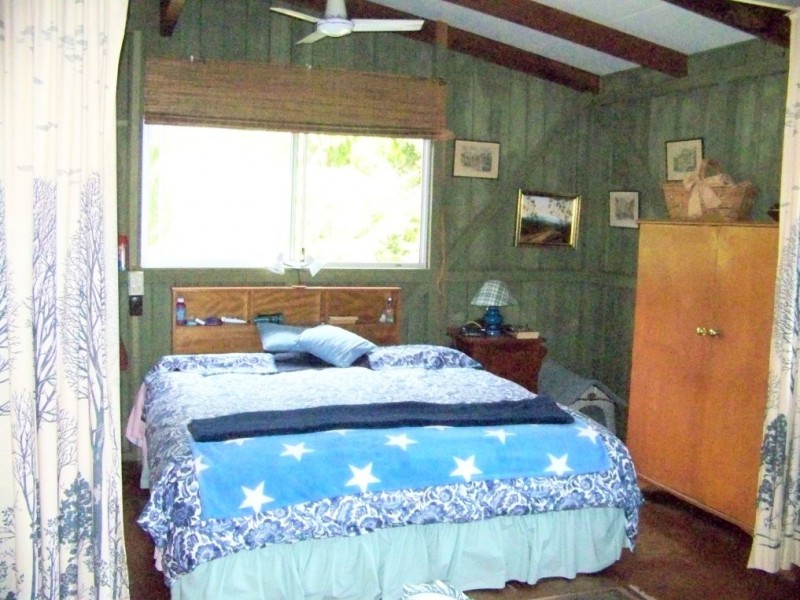 7-9 PINE AV, Lamb Island QLD 4184