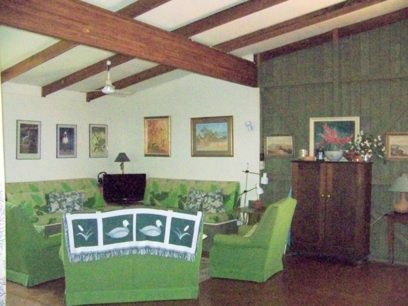 7-9 PINE AV, Lamb Island QLD 4184