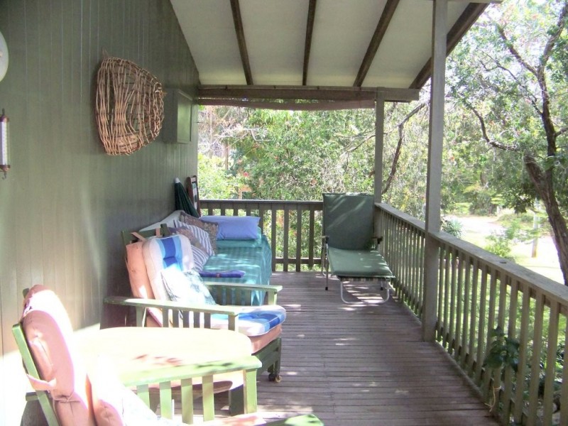 7-9 PINE AV, Lamb Island QLD 4184