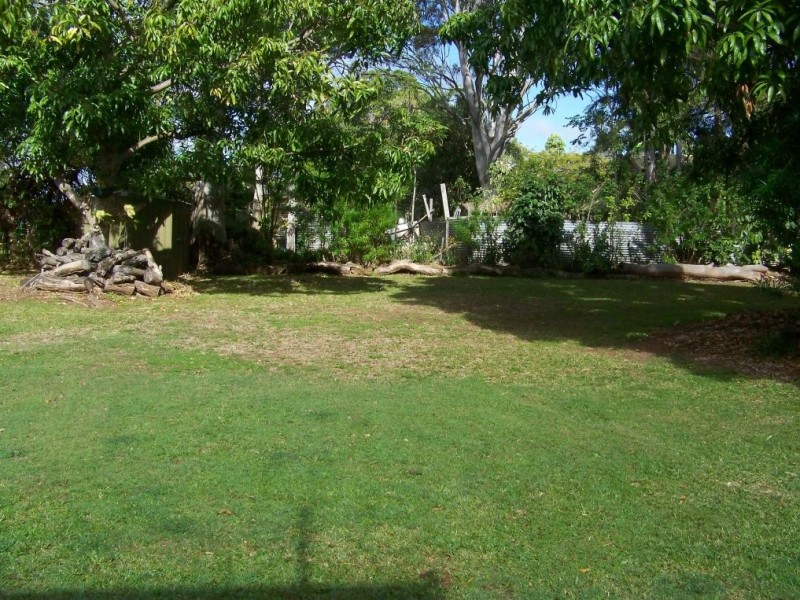 7-9 PINE AV, Lamb Island QLD 4184