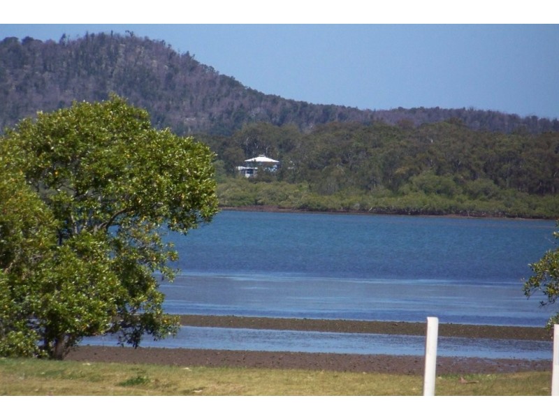 32 PAULA pde, Lamb Island QLD 4184