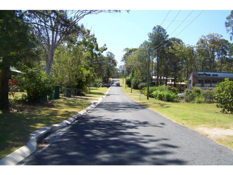 32 PAULA pde, Lamb Island QLD 4184