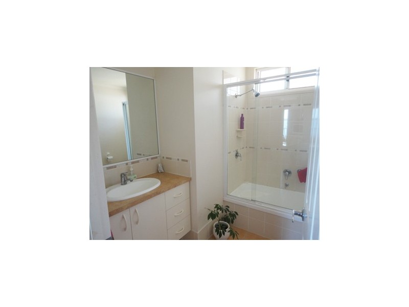 22 Kim Cres, Macleay Island QLD 4184