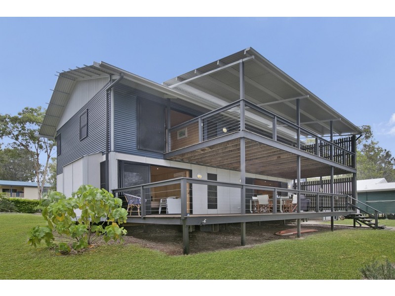 194-196 LUCAS DR, Lamb Island QLD 4184