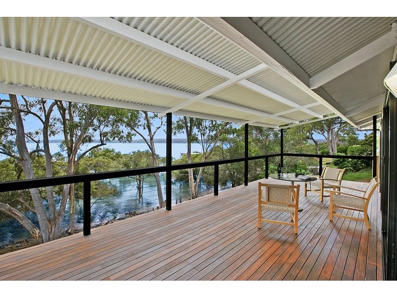 194-196 LUCAS DR, Lamb Island QLD 4184