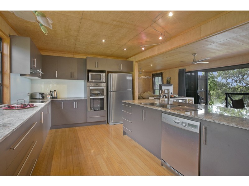 194-196 LUCAS DR, Lamb Island QLD 4184