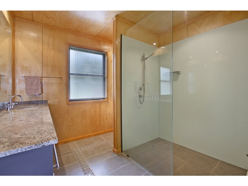 194-196 LUCAS DR, Lamb Island QLD 4184