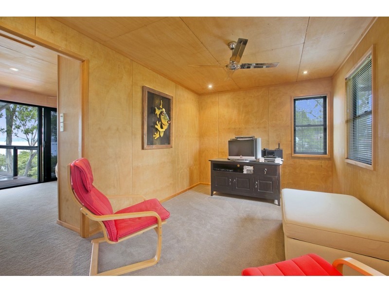 194-196 LUCAS DR, Lamb Island QLD 4184