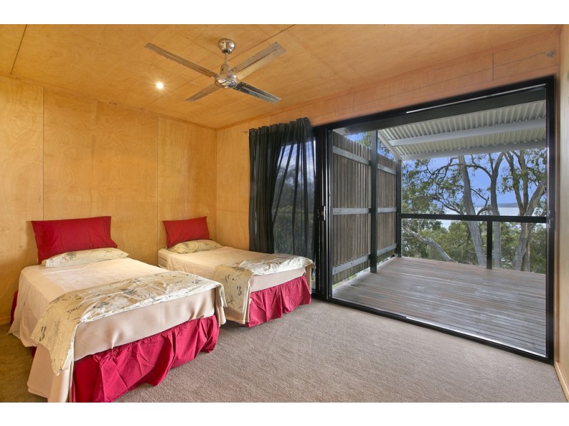 194-196 LUCAS DR, Lamb Island QLD 4184