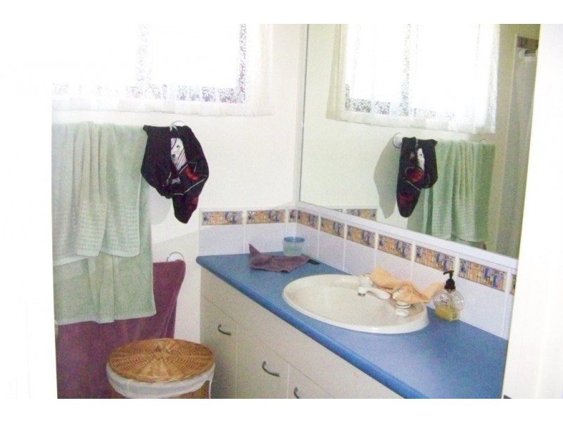 15 PINE AV, Lamb Island QLD 4184