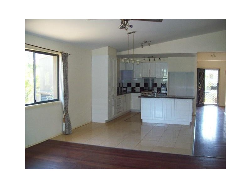4 Emily Cres, Macleay Island QLD 4184