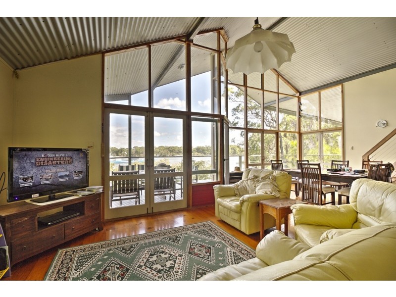 12 Russell Terrace, Macleay Island QLD 4184