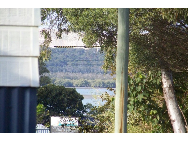 124 LUCAS DR, Lamb Island QLD 4184