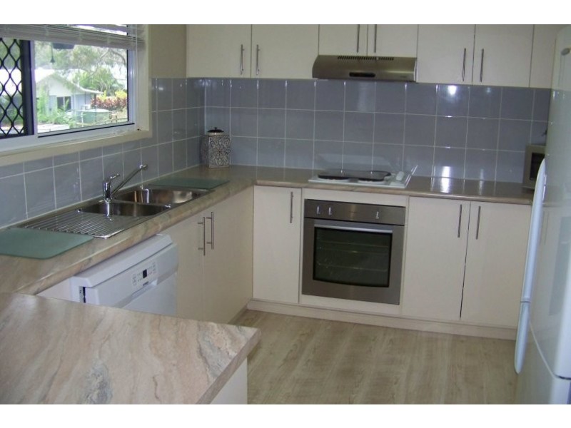 15 Rhodes St, Macleay Island QLD 4184