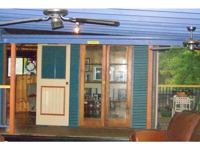 61 LUCAS DRIVE, Lamb Island QLD 4184