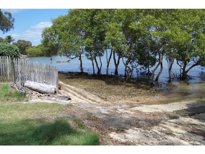 14-16 Dinjerra St, Macleay Island QLD 4184