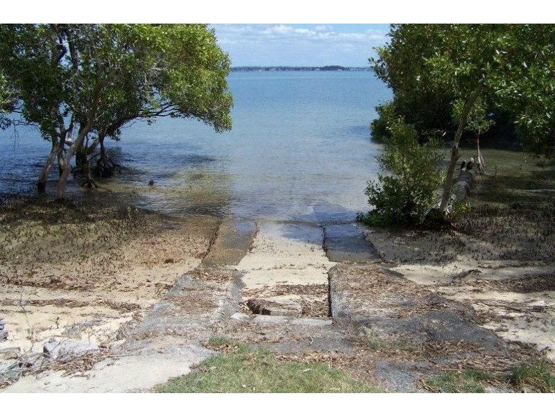 14-16 Dinjerra St, Macleay Island QLD 4184