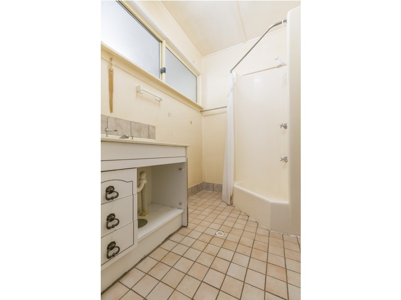 14 Noon-Muckle Street, Macleay Island QLD 4184