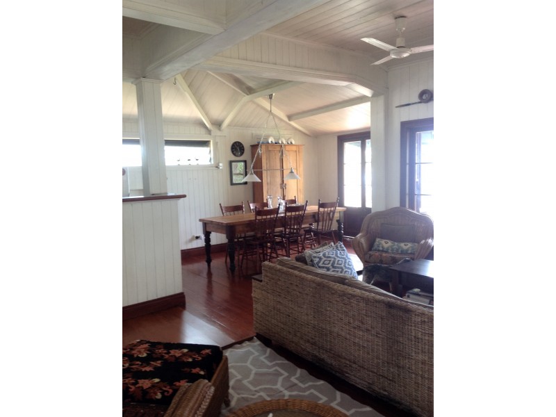 10 TINA AV, Lamb Island QLD 4184