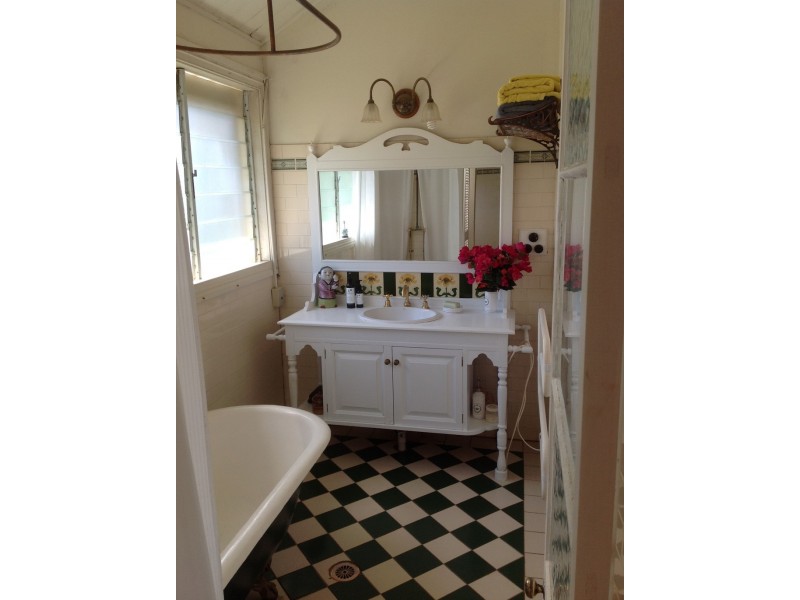 10 TINA AV, Lamb Island QLD 4184