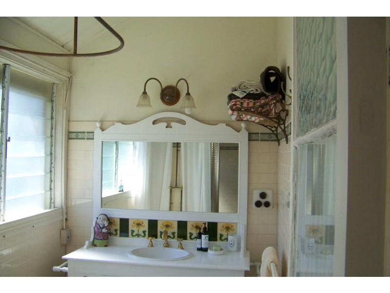 10 TINA AV, Lamb Island QLD 4184