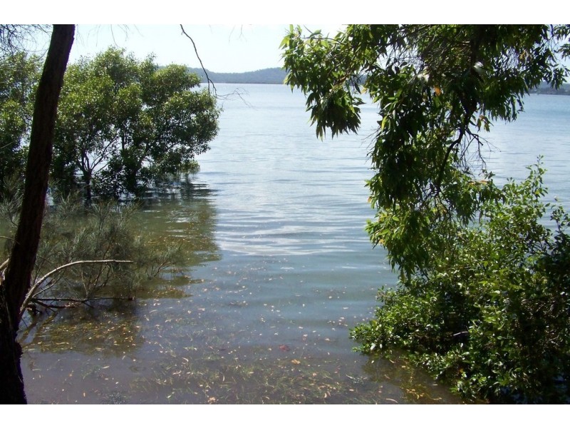 10 TINA AV, Lamb Island QLD 4184