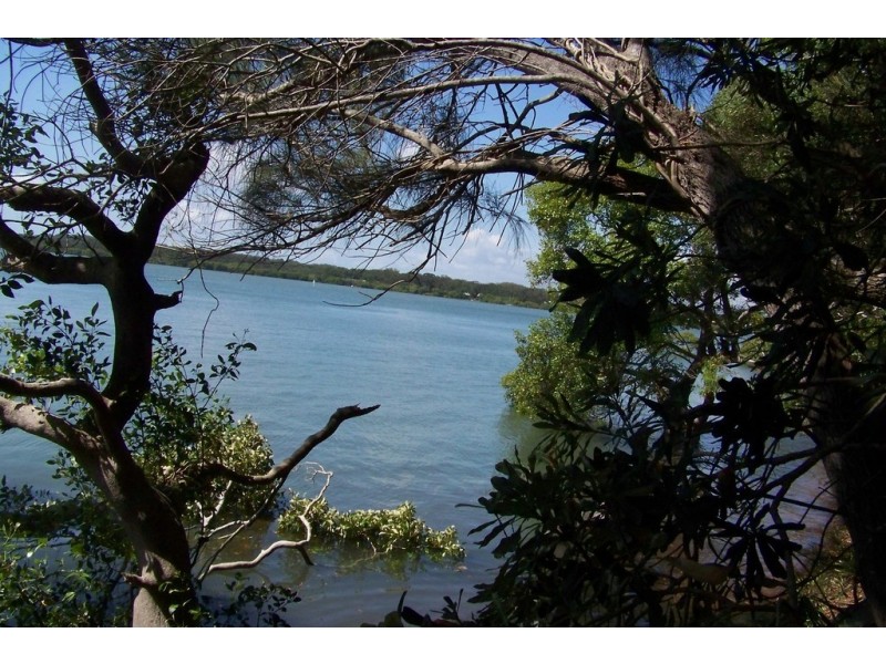 10 TINA AV, Lamb Island QLD 4184