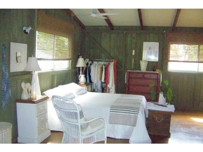 7-9 PINE AV, Lamb Island QLD 4184