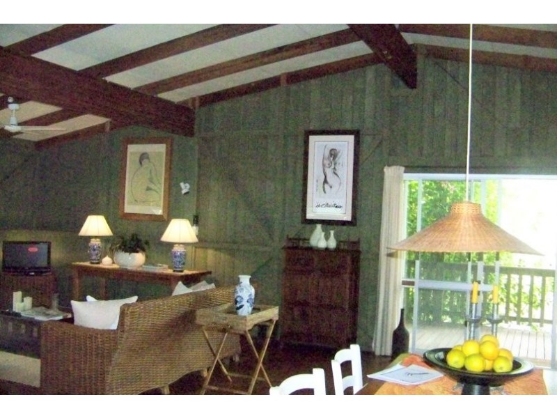 7-9 PINE AV, Lamb Island QLD 4184