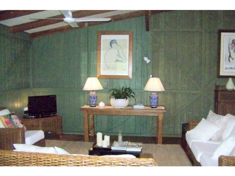 7-9 PINE AV, Lamb Island QLD 4184