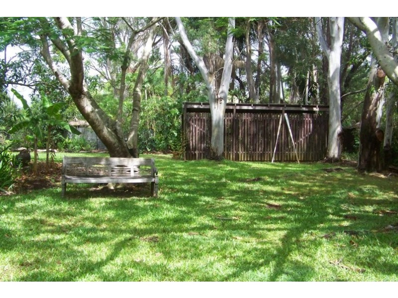 7-9 PINE AV, Lamb Island QLD 4184