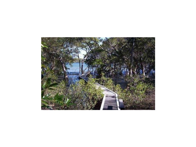 32 Calm Waters Crescent, Macleay Island QLD 4184