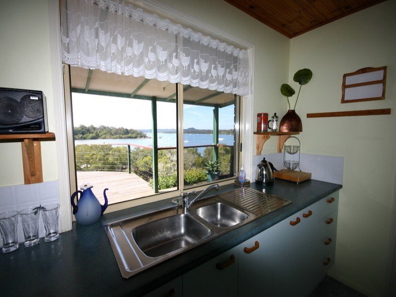 6 COWES STREET, Macleay Island QLD 4184