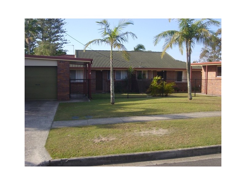 1 Brookside Road, Labrador QLD 4215