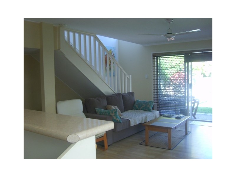 2/36 Robert Street, Labrador QLD 4215