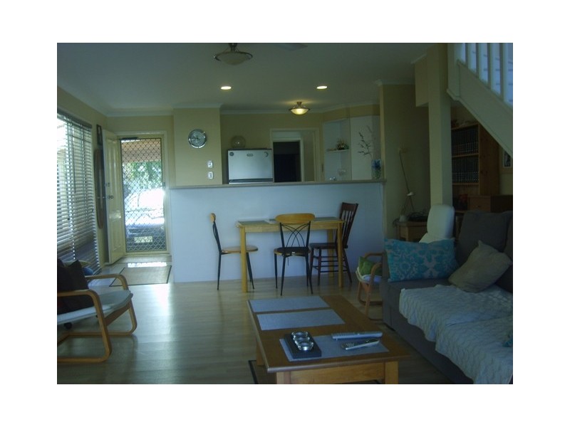 2/36 Robert Street, Labrador QLD 4215