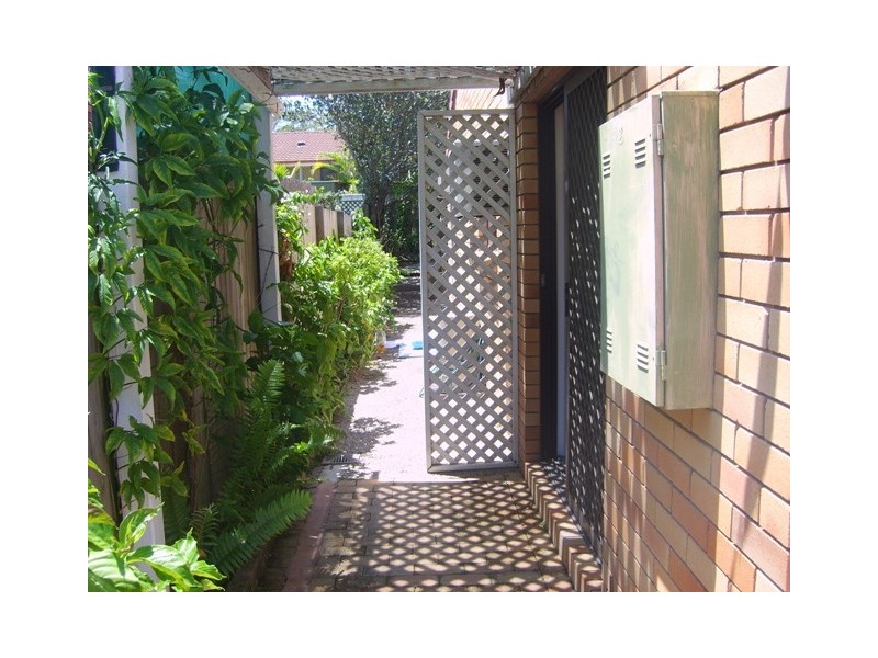 2/197 Central Street, Labrador QLD 4215