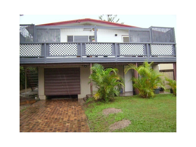 11 Second Avenue, Labrador QLD 4215