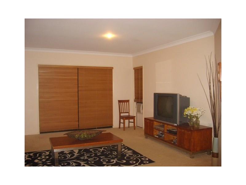 10 Shoreham Chase, Arundel QLD 4214