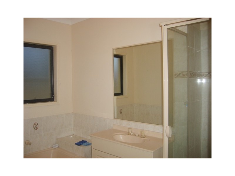 10 Shoreham Chase, Arundel QLD 4214