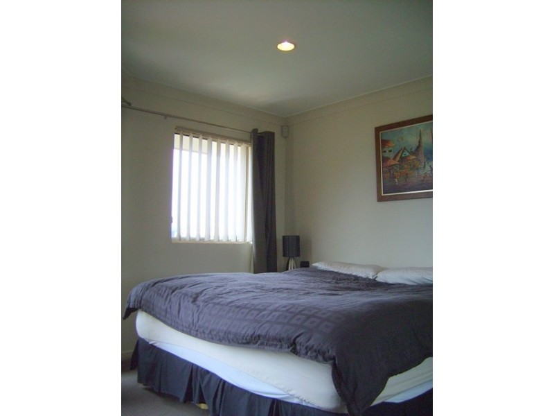 12/4 Parneno Street, Chevron Island QLD 4217