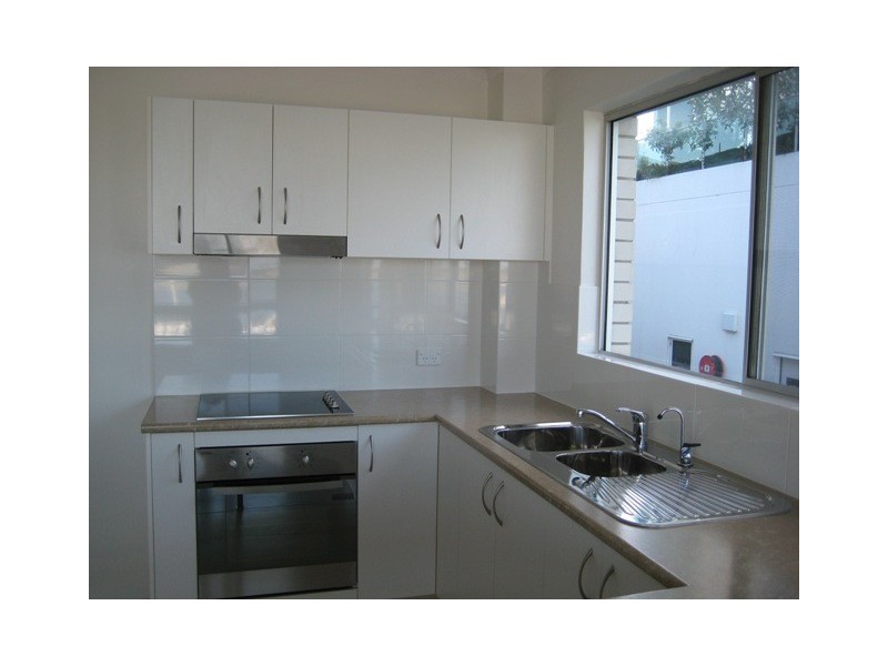 4/294 Marine Parade (Maricopa), Labrador QLD 4215
