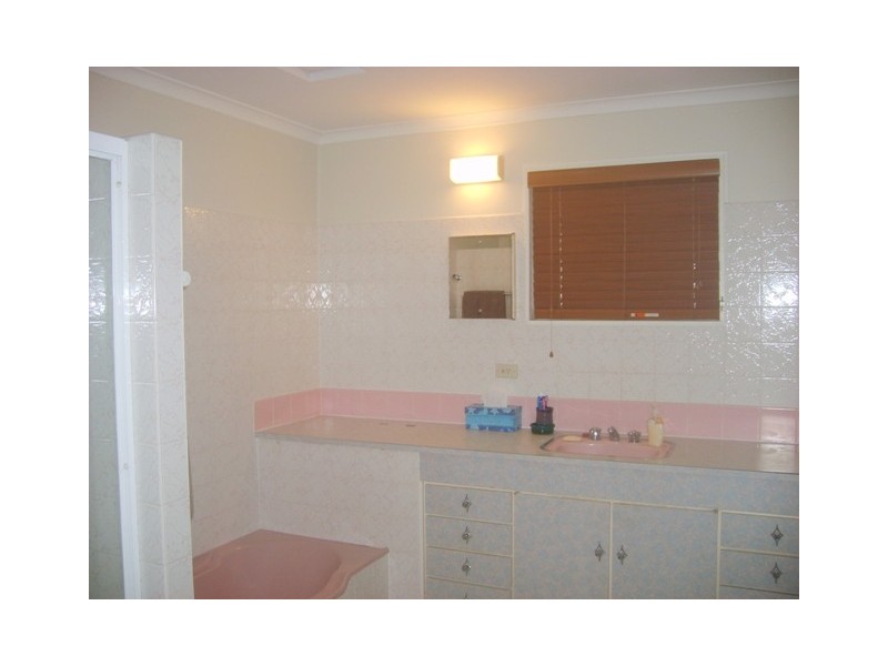 12  Edward Street, Labrador QLD 4215