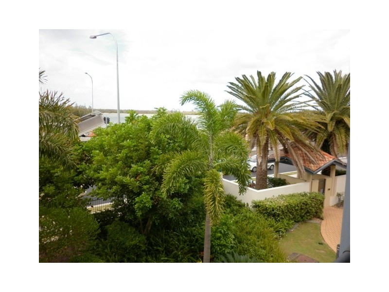 392 Marine Parade (Sandcastles), Labrador QLD 4215