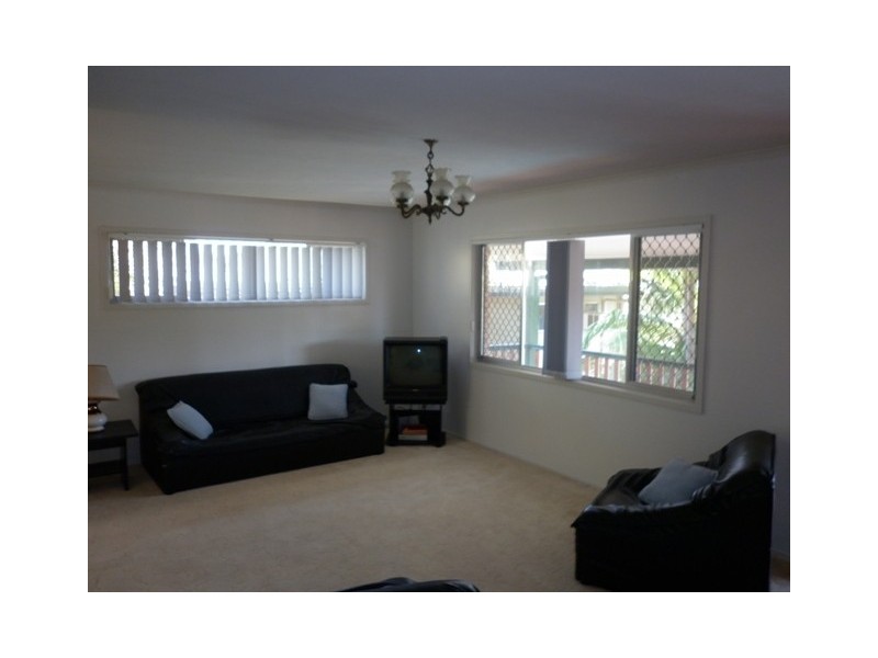 20 Warana Avenue, Southport QLD 4215