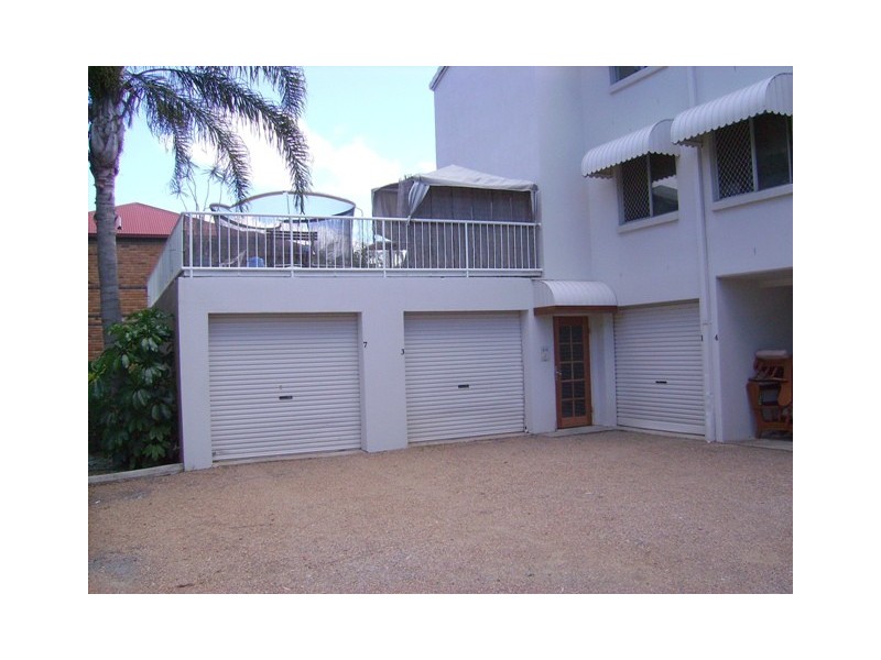5 Brett Avenue, Labrador QLD 4215