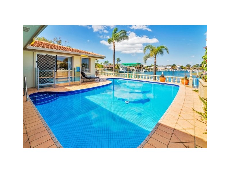 8 Dobell Avenue, Paradise Point QLD 4216