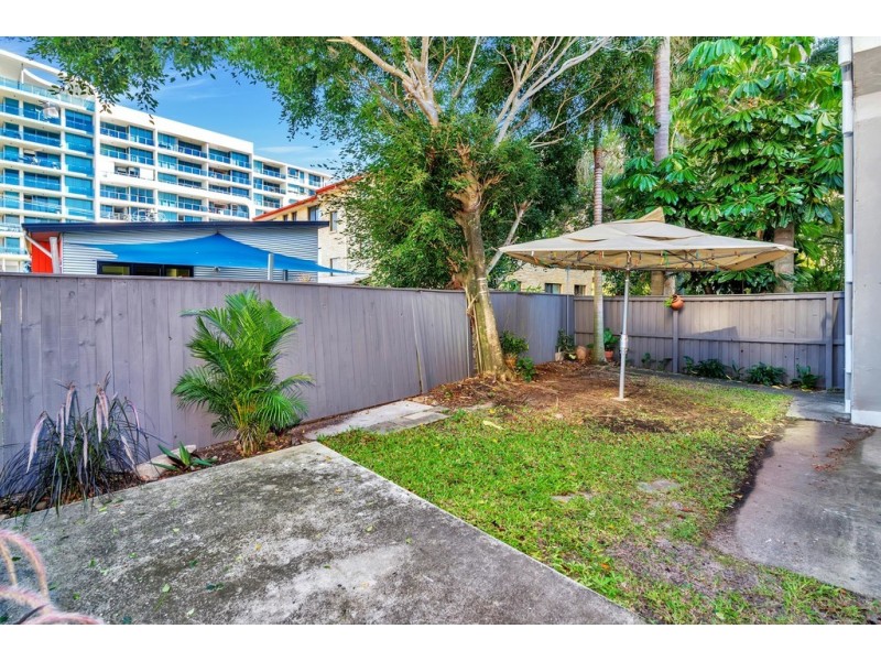 2/312 Marine Parade, Labrador QLD 4215